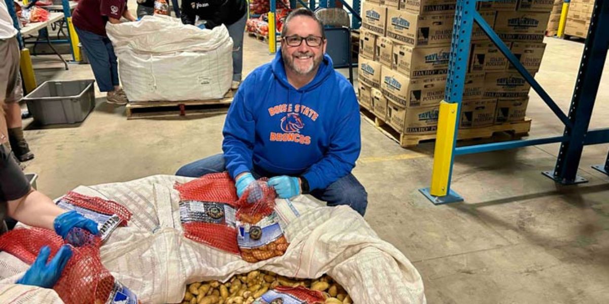Diagnosed with Cancer, Texas Man Set Out to Volunteer in All 50 States