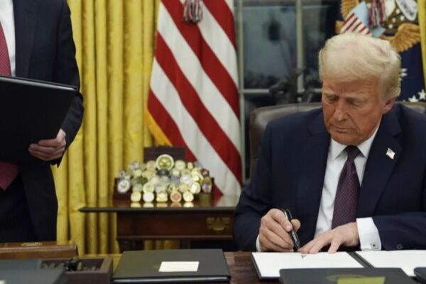 Trump Orders Three-Month Extension of Federal Hiring Freeze