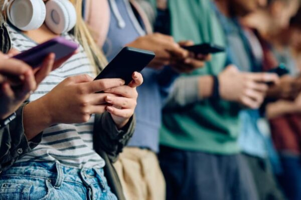 ‘Bell-to-Bell’ Phone Ban in Schools Approved by New York Lawmakers