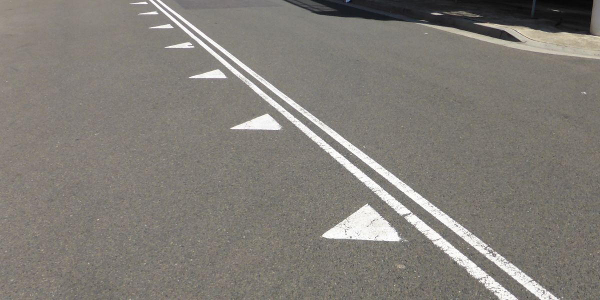 Clear Explanation of New York’s White Line Road Rules for Drivers