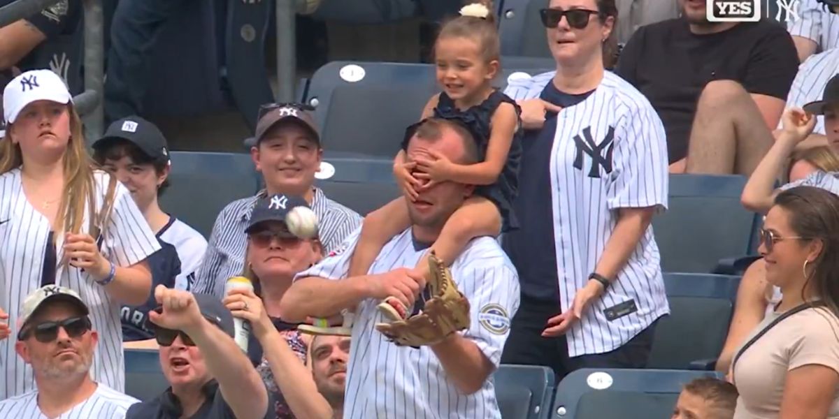 Fan pulls off jaw-dropping catch while holding daughter on shoulders who covered his eyes