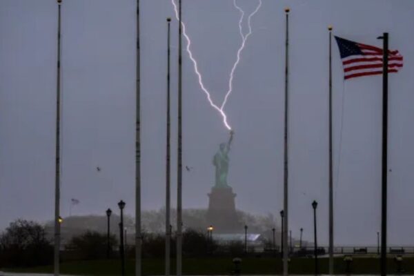 West coast shines while Central and Southern states face downpours