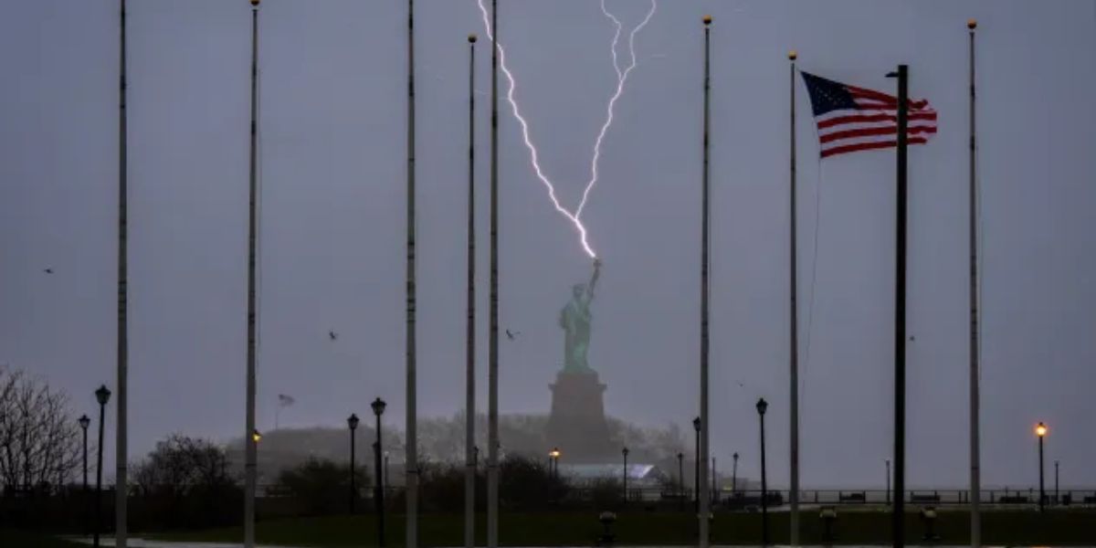 West coast shines while Central and Southern states face downpours