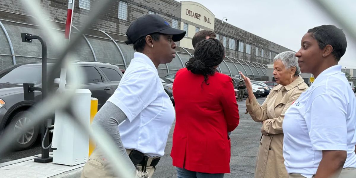 White House Criticizes Democrats for Entering ICE Facility Without Authorization