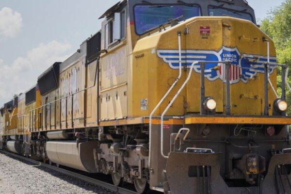 1 dead after falling from moving freight train in Nevada – Elko County Sheriff 1 dead after falling from moving freight train in Nevada - Elko County Sheriff