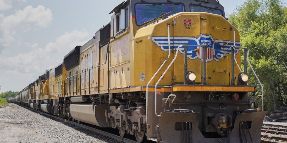 1 dead after falling from moving freight train in Nevada - Elko County Sheriff