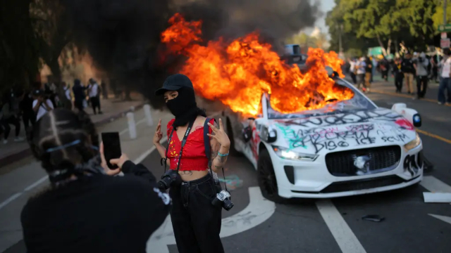 2,000 Protesters Overtake LA Freeway, Ignite Self-Driving Cars in Fiery Clash