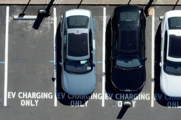 Trump Signs Measures to Block California’s Electric Vehicle Regulations