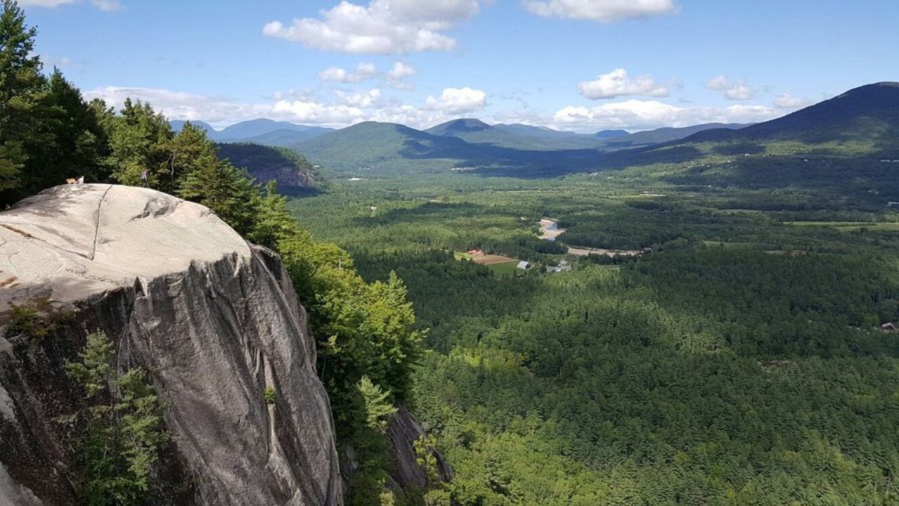 10 Must-See Rock Formations in New Hampshire That Reward Every Rugged Hike and Drive